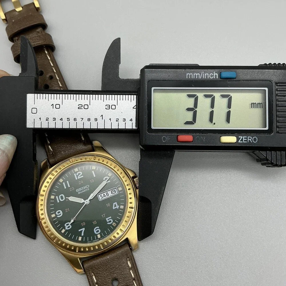 Vintage Seiko 7N43-8B09 Mens Watch 38mm Green Dial Day Date Brown Leather Quartz